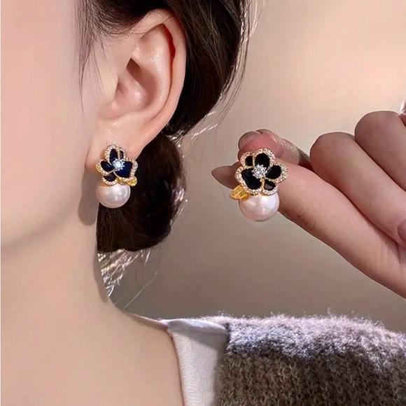 Elegant Gold and Black Floral Pearl Earrings in a Black Jewelry Box - Picture 3 of 10